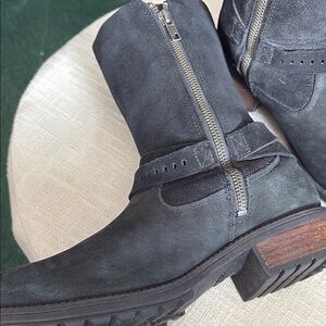 UGG  Women’s suede boots